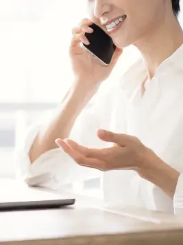 電話でお客様の業務をサポートする様子